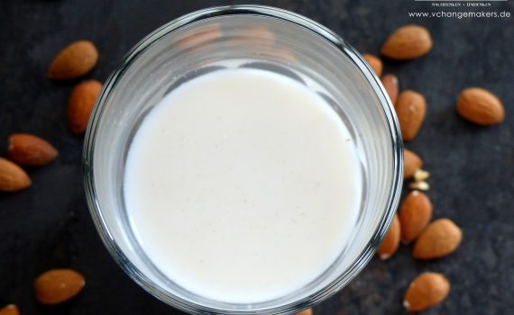 Rezept: Mandelmilch selbst machen mit nur 2 Zutaten. Günstig, gesund und lecker. Ihr braucht nur einen guten Mixer und schon kann es losgehen!