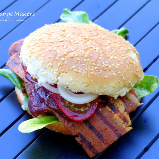 Rezept für leckere vegane Bacon Burger mit den Badass Strips von Moodley Manor! Knackige vegane Bacon Streifen, die jeden Burger aufpeppen!
