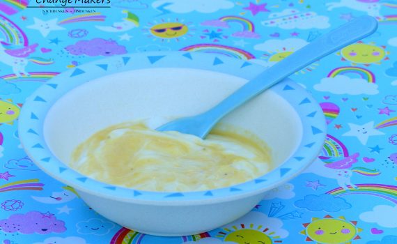Einfaches veganes Babybrei Rezept: Kokosjoghurt mit kaum Zucker und Obstmus. Leicht gekühlt aus dem Kühlschrank. Dazu Orangensaft als Vitamin C Quelle