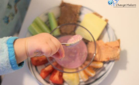Vegane Frühstücksinspiration für Kinder. Ein bunter und gesunder Frühstücksteller, der sättigt und nährstoffreich ist. Für einen gesunden Start in den Tag!
