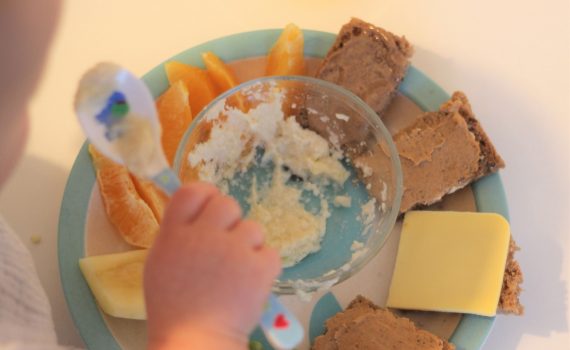 Vegane Frühstücksinspiration für Kinder! Ein gesunder Teller mit viel Vitamin C und Eisen. Vegane Kinderernährung leicht gemacht!