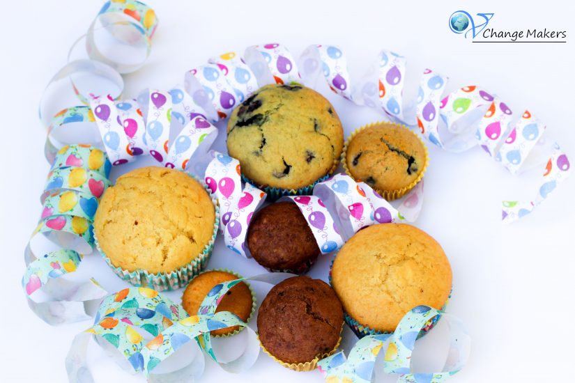 Zuckerarme fluffige vegane Muffins. Aus dem Basis Teig lassen sich viele verschieden Muffins Variationen zaubern. Ideal für Kinder! 