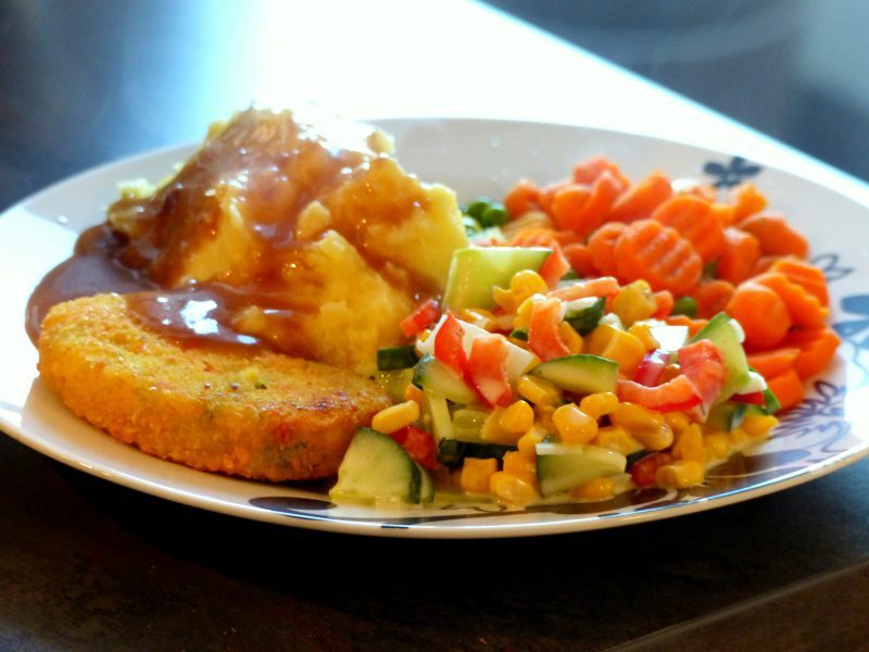 Rezept Tipp: Kartoffelpüree, Gemüse, Salat und eine Fleischalternative