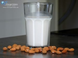 Rezept: Mandelmilch selbst machen mit nur 2 Zutaten. Günstig, gesund und lecker. Ihr braucht nur einen guten Mixer und schon kann es losgehen!