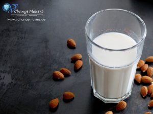 Rezept: Mandelmilch selbst machen mit nur 2 Zutaten. Günstig, gesund und lecker. Ihr braucht nur einen guten Mixer und schon kann es losgehen!