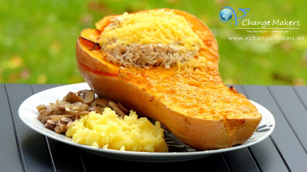 Tolles Butternut Kürbis Rezept mit viel Knoblauch und der leckersten Füllung. Reis, P-Meat und Creme Vega von Dr. Oekter. Überbacken mit Schmelzgenuss von Simply V. Herbstzeit ist Kürbiszeit! Jetzt auf www.vchangemakers.de