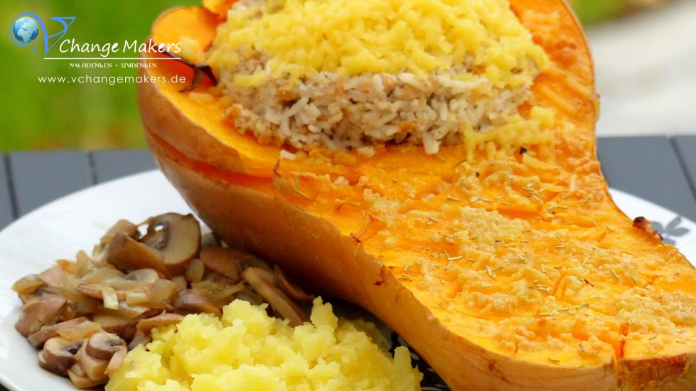 Tolles Butternut Kürbis Rezept mit viel Knoblauch und der leckersten Füllung. Reis, P-Meat und Creme Vega von Dr. Oekter. Überbacken mit Schmelzgenuss von Simply V. Herbstzeit ist Kürbiszeit! Jetzt auf www.vchangemakers.de