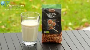 [Anzeige] Heute stelle ich euch 4 einfache, leckere und gesunde Rezepte mit Produkten von Sören vor. Selbst gemachte Mandelmilch, Life Changing Bread, Müsli