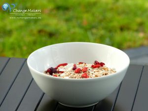 [Anzeige] Heute stelle ich euch 4 einfache, leckere und gesunde Rezepte mit Produkten von Sören vor. Selbst gemachte Mandelmilch, Life Changing Bread, Müsli