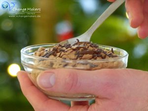 Geniales Rezept für veganes Mousse au Chocolat mit nur 3 Zutaten und ohne Tofu! Süßes Nachspeise, die jeden überzeugt! Ganz einfach und unheimlich lecker.