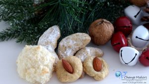 3 einfache Rezepte für vegane Weihnachtsplätzchen: Vegane Vanillegipferl, Aussstechplätzchen und unschlagbar leckere Kokosmakronen/Kokosflocken