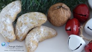 3 einfache Rezepte für vegane Weihnachtsplätzchen: Vegane Vanillegipferl, Aussstechplätzchen und unschlagbar leckere Kokosmakronen/Kokosflocken