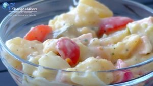Klassischer veganer Kartoffelsalat mit Mayo! Mit Gelinggarantie! Ideal für Geburtstage, Partys und Co. Schnell in großen Mengen zuzubereiten.