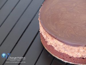 Rezept für eine unfassbar grandiose vegane Mousse au Chocolat Torte! Ganz simpel zubereitet und für alle Schokoliebhaber ein MUSS!