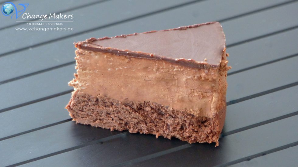 Rezept für eine unfassbar grandiose vegane Mousse au Chocolat Torte! Ganz simpel zubereitet und für alle Schokoliebhaber ein MUSS!