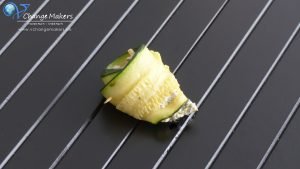 Rezept für vegan gefüllte Zucchinirollen. Die Füllung besteht aus einer grandiosen Kräutercreme, die mit Knoblauch, Käse und frischen Kräutern verfeinert wird.