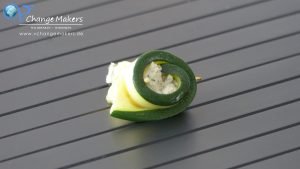 Rezept für vegan gefüllte Zucchinirollen. Die Füllung besteht aus einer grandiosen Kräutercreme, die mit Knoblauch, Käse und frischen Kräutern verfeinert wird.