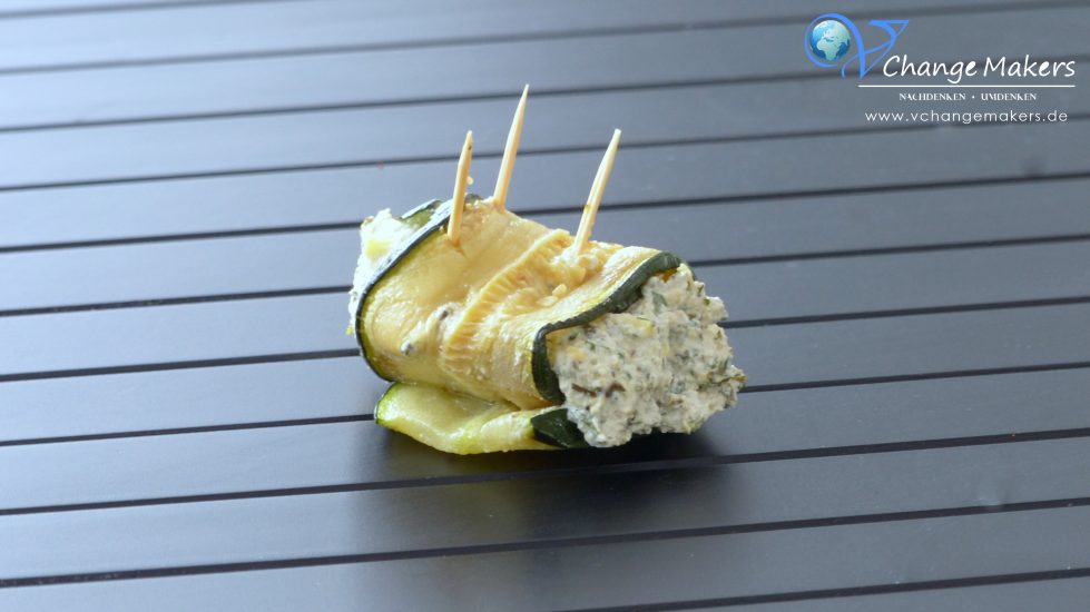 Rezept für vegan gefüllte Zucchinirollen. Die Füllung besteht aus einer grandiosen Kräutercreme, die mit Knoblauch, Käse und frischen Kräutern verfeinert wird.