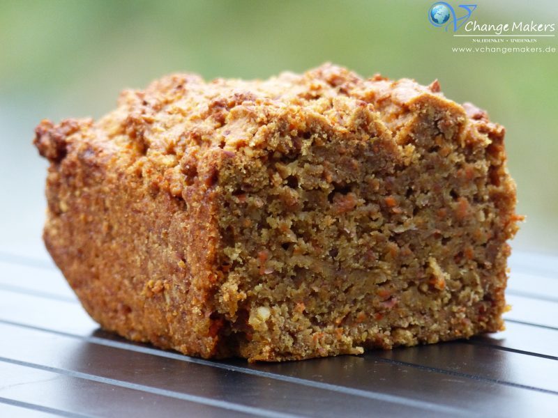 Ein einfaches Rezept für einen ganz saftigen veganen Möhrenkuchen mit wenig Zucker. Der Küchen enthält "nur" 70 Gramm Zucker.