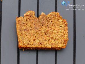 Ein einfaches Rezept für einen ganz saftigen veganen Möhrenkuchen mit wenig Zucker. Der Küchen enthält "nur" 70 Gramm Zucker.