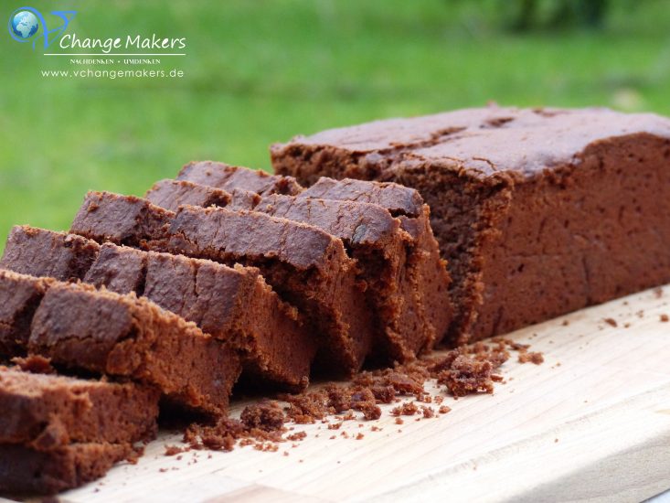 Kinderleichtes Rezept für einen super saftigen veganen Schokoladen-Bananen-Kuchen mit wenig Zucker. Der Kuchen ist so einfach, dass er mit Garantie immer gelingt!