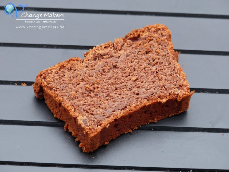 Kinderleichtes Rezept für einen super saftigen veganen Schokoladen-Bananen-Kuchen mit wenig Zucker. Der Kuchen ist so einfach, dass er mit Garantie immer gelingt!