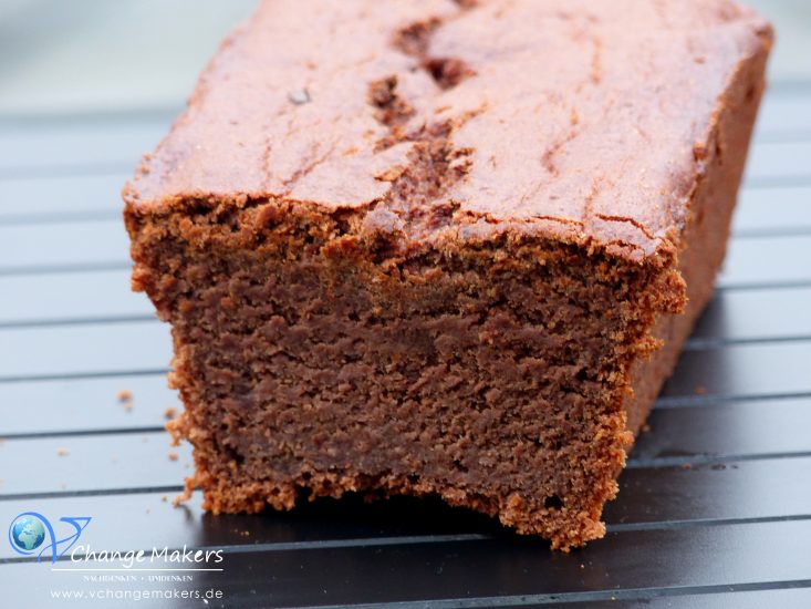 Kinderleichtes Rezept für einen super saftigen veganen Schokoladen-Bananen-Kuchen mit wenig Zucker. Der Kuchen ist so einfach, dass er mit Garantie immer gelingt!