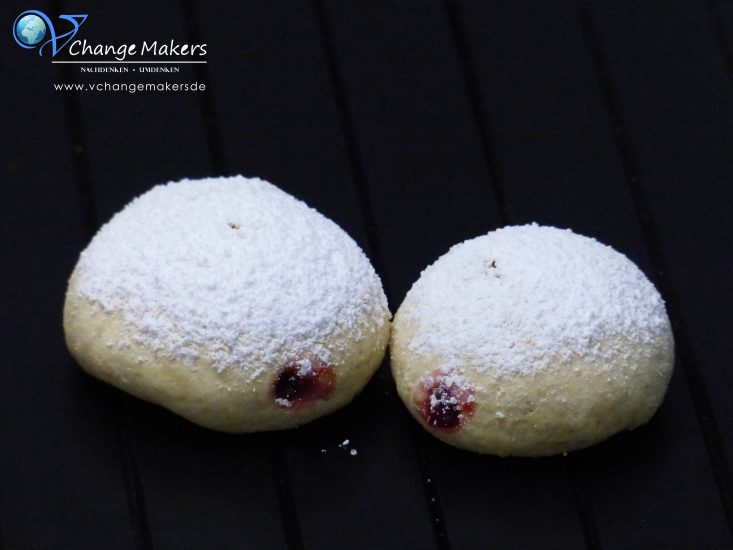 Ein einfaches Rezept für vegane Berliner/Krapfen, die im Ofen zubereitet werden - mit wenig Zucker! Fluffig und lecker! Karneval kann kommen!