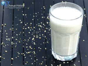 Rezept für selbst gemachte Hanfsamenmilch mit nur zwei Zutaten in 15 Sekunden. Weißes Powergetränk! Gesund, günstig und schnell gemacht. Beste Milchalternative! Optimales Verhältnis von Omega 6 zu Omega 3. Perfekt für Sportler und gesundheitsbewusste Menschen!