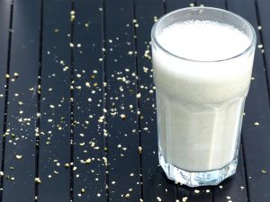 Rezept für selbst gemachte Hanfsamenmilch mit nur zwei Zutaten in 10 Sekunden. Weißes Powergetränk! Gesund, günstig und schnell gemacht. Beste Milchalternative! Optimales Verhältnis von Omega 6 zu Omega 3. Perfekt für Sportler und gesundheitsbewusste Menschen!