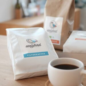 Der Kaffeemarkt ist hart umgekämpft. Der Preis für 1kg Kaffee wird immens gedrückt. Erfahre, warum Fairtrade Kaffee so wichtig ist und wie das Stuttgarter Startup earlybird coffee den Kaffeemarkt besser machen will. Fairtrade Kaffee von glücklichen Bohnen von earlybird coffee + Interview mit Emanuel + Gewinnspiel