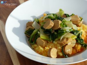 Ein einfaches und günstiges Rezept mit Mangold. Die Basis ist ein Kartoffel-Möhrenmus. Verfeinert wird der Mangold mit Zwiebeln und Knoblauch. Dazu passen wunderbar Würstchen. Natürlich ist das Rezept vegan.