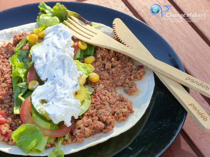 Ein einfaches Rezept für Lahmacun - türkische Pizza - in der veganen Variante! Das türkische Gericht lässt sich mit Tofu Hack täuschend echt veganisieren. Der vegane Schmand von Dr. Oetker (Creme Vega) ist das i-Tüpfelchen bei diesem leckeren Gericht! 