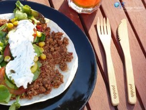 Ein einfaches Rezept für Lahmacun - türkische Pizza - in der veganen Variante! Das türkische Gericht lässt sich mit Tofu Hack täuschend echt veganisieren. Der vegane Schmand von Dr. Oetker (Creme Vega) ist das i-Tüpfelchen bei diesem leckeren Gericht!