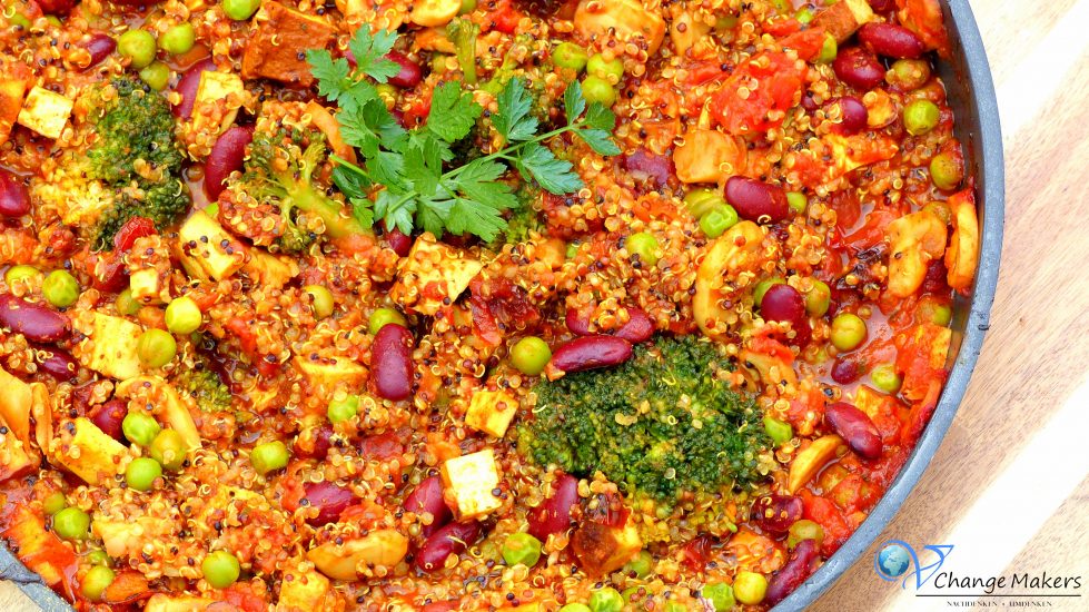 Rezept für eine würzige und nährstoffreiche Quinoa Pfanne mit Räuchertofu. Reich an Eisen, Magnesium, Kalium, Kalzium, essentiellen Aminosäuren und mehrfach gesättigten Fettsäuren. Natürlich vegan und schnell zubereitet. wie alle Rezepte auf www.vchangemakers.de