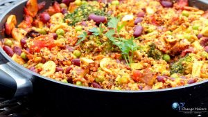 Rezept für eine würzige und nährstoffreiche Quinoa Pfanne mit Räuchertofu. Reich an Eisen, Magnesium, Kalium, Kalzium, essentiellen Aminosäuren und mehrfach gesättigten Fettsäuren. Natürlich vegan und schnell zubereitet. wie alle Rezepte auf www.vchangemakers.de