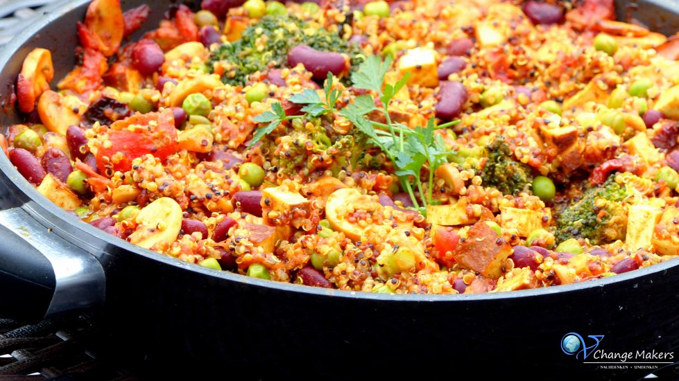 Rezept für eine würzige und nährstoffreiche Quinoa Pfanne mit Räuchertofu. Reich an Eisen, Magnesium, Kalium, Kalzium, essentiellen Aminosäuren und mehrfach gesättigten Fettsäuren. Natürlich vegan und schnell zubereitet. wie alle Rezepte auf www.vchangemakers.de