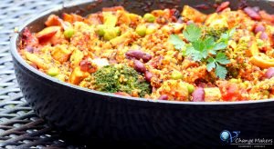 Rezept für eine würzige und nährstoffreiche Quinoa Pfanne mit Räuchertofu. Reich an Eisen, Magnesium, Kalium, Kalzium, essentiellen Aminosäuren und mehrfach gesättigten Fettsäuren. Natürlich vegan und schnell zubereitet. wie alle Rezepte auf www.vchangemakers.de