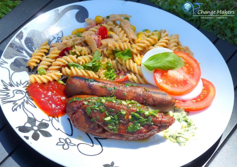 Grillen geht auch problemlos vegan. 5 einfache Rezeptideen, die immer wieder erweitert werden. Kartoffelsalat, Kräuterbutter, Nudelsalat, perfektes Grill"fleisch", Getränke und Snacks. Das nächste Grillen kann kommen!