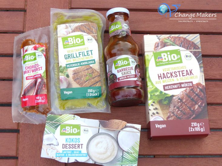 dm hat neue vegane Produkte im Sortiment, die perfekt zum Grillen sind. Hacksteak, Grillfilet, Kräuterbaguette, Chorizo Würstchen, Barbecue Soße und süße Leckereien! Unbedingt zugreifen und bunkern! Absolute Knallerprodukte von dm