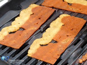 Rezept für leckere vegane Bacon Burger mit den Badass Strips von Moodley Manor! Knackige vegane Bacon Streifen, die jeden Burger aufpeppen!