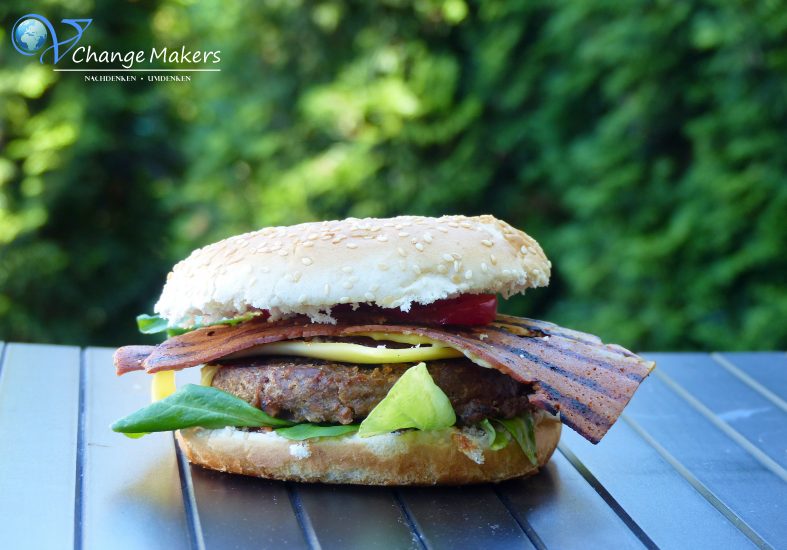 Rezept für leckere vegane Bacon Burger mit den Badass Strips von Moodley Manor! Knackige vegane Bacon Streifen, die jeden Burger aufpeppen!