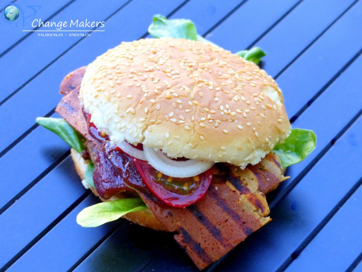 Rezept für leckere vegane Bacon Burger mit den Badass Strips von Moodley Manor! Knackige vegane Bacon Streifen, die jeden Burger aufpeppen!