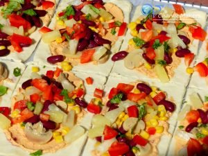 [Anzeige/PR Sample] Einfaches veganes Rezept für gefüllte Pizzateigtaschen. Ideales veganes Fingerfood für Geburtstage, Partys und andere Feste. Schnell gemacht, günstig und äußerst lecker. Mit dem veganen Käse von BioVeg werden die Pizzateigtaschen zum Gaumenschmaus!