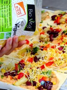 [Anzeige/PR Sample] Einfaches veganes Rezept für gefüllte Pizzateigtaschen. Ideales veganes Fingerfood für Geburtstage, Partys und andere Feste. Schnell gemacht, günstig und äußerst lecker. Mit dem veganen Käse von BioVeg werden die Pizzateigtaschen zum Gaumenschmaus!