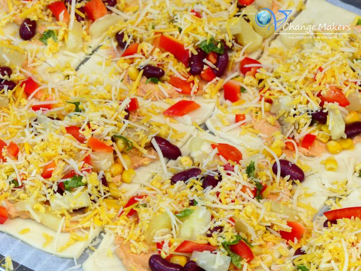 Einfaches veganes Rezept für gefüllte Pizzateigtaschen. Ideales veganes Fingerfood für Geburtstage, Partys und andere Feste. Schnell gemacht, günstig und äußerst lecker. Mit dem veganen Käse von BioVeg werden die Pizzateigtaschen zum Gaumenschmaus!