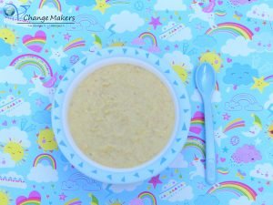 Ein leichtes veganes Babybrei Rezept: Warmer Grießbrei mit Obst zum Frühstück oder Abendessen. Angereichert mit Nussmus und Leinöl mit DHA und EPA Quellen