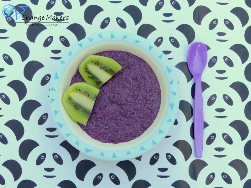 Rezept Babybrei: Dinkelflocken mit Heidelbeeren, Kiwi und Banane – vegan