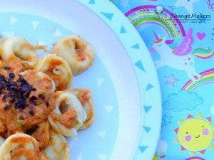 Rezept für vegane Beikost: Feste Nahrung für euer Baby. Gemüsetortellini mit einer Rohkost Gemüsesoße, die reich an Vitaminen ist.