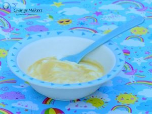 Einfaches veganes Babybrei Rezept: Kokosjoghurt mit kaum Zucker und Obstmus. Leicht gekühlt aus dem Kühlschrank. Dazu Orangensaft als Vitamin C Quelle